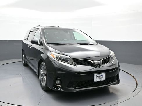 Certified 2019 Toyota Sienna SE w/ SE Preferred Package AWD/4WD image 3
