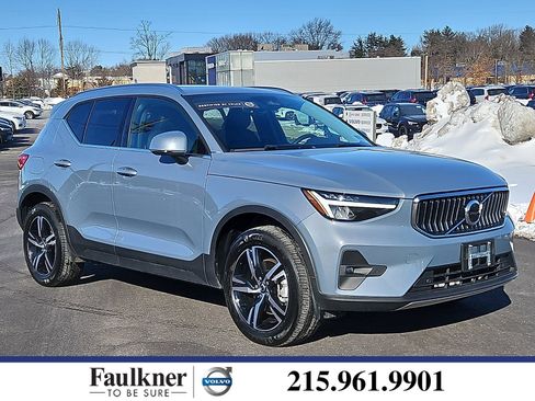 Used 2023 Volvo XC40 B5 Plus image 1