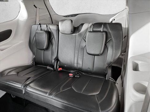 Used 2018 Chrysler Pacifica Touring-L image 17