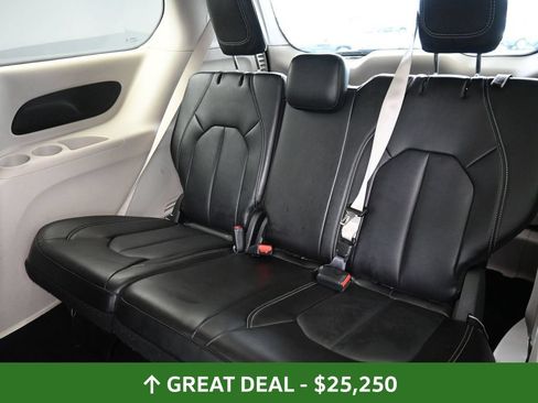 Used 2024 Chrysler Pacifica Touring-L FWD image 20