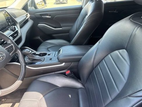 Used 2022 Toyota Highlander XLE FWD image 4