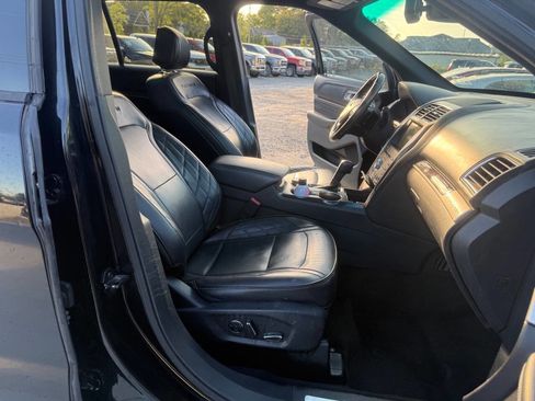 Used 2017 Ford Explorer Platinum image 28