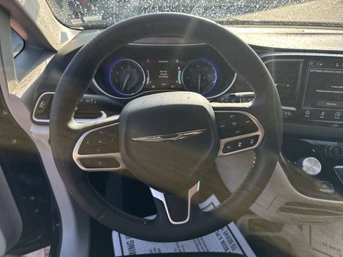 Used 2023 Chrysler Pacifica Touring-L FWD image 14