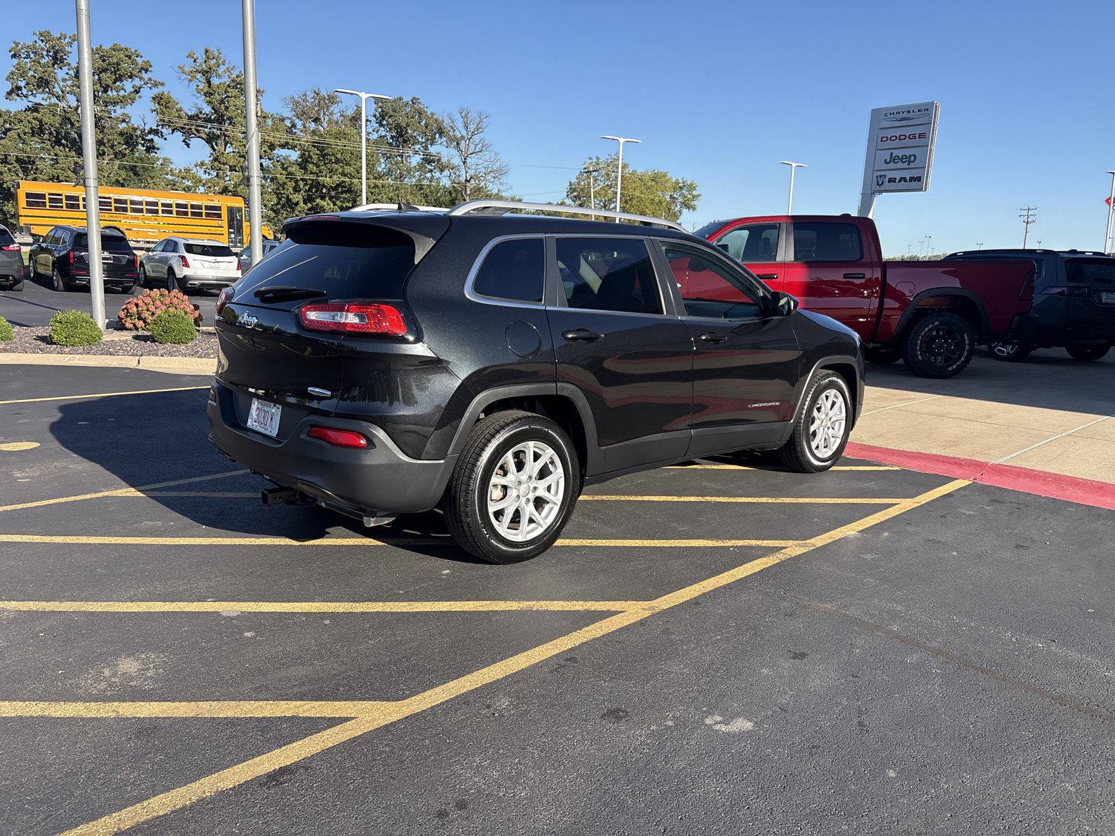 Used 2016 Jeep Cherokee Latitude FWD image 5