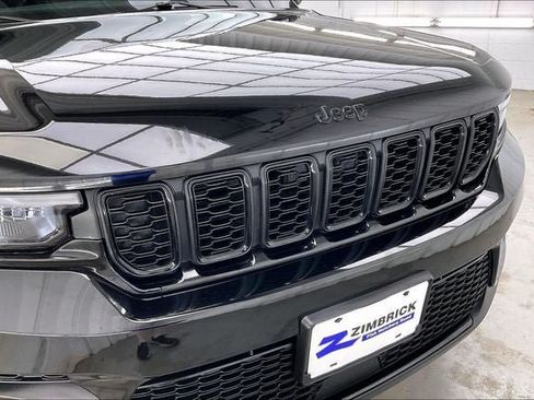 Used 2023 Jeep Grand Cherokee Altitude AWD/4WD image 31