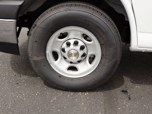 New 2025 Chevrolet Express 3500 w/ Chrome Appearance Package image 28