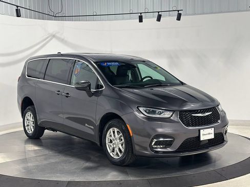 Used 2023 Chrysler Pacifica Touring-L FWD image 4