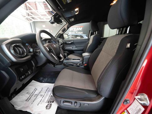 Used 2021 Toyota Tacoma TRD Sport AWD/4WD image 9