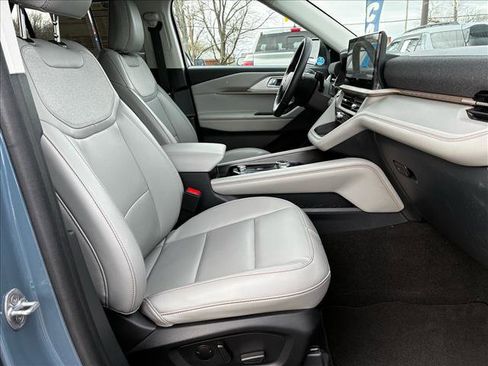 Used 2025 Ford Explorer Active w/ Active Comfort Package image 17