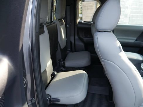 Used 2022 Toyota Tacoma SR5 AWD/4WD image 11
