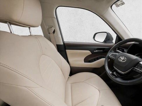 Used 2020 Toyota Highlander XLE AWD/4WD image 10