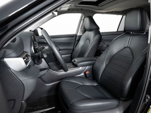 Used 2024 Toyota Highlander XLE image 15