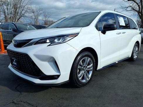 Used 2023 Toyota Sienna XSE w/ XSE Plus Package image 7