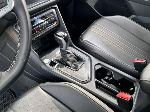 Used 2022 Volkswagen Tiguan SE image 16