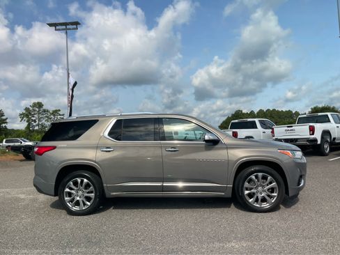 Used 2019 Chevrolet Traverse Premier w/ Driver Confidence II Package FWD image 4