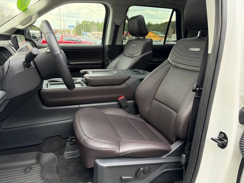 Used 2025 Ford Expedition Max Platinum w/ Platinum Ultimate Package AWD/4WD image 15