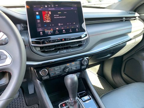 Used 2025 Jeep Compass Trailhawk image 18