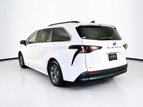 Used 2025 Toyota Sienna LE image 5