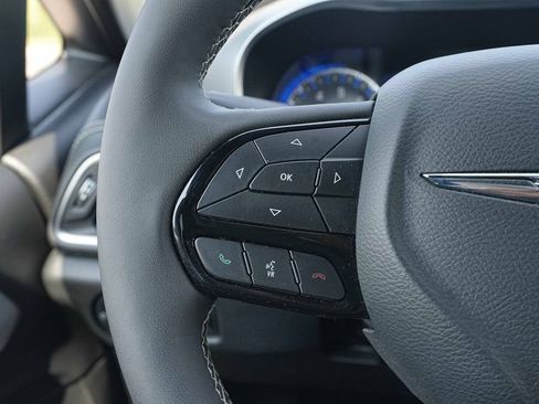 Used 2025 Chrysler Pacifica Limited FWD image 33