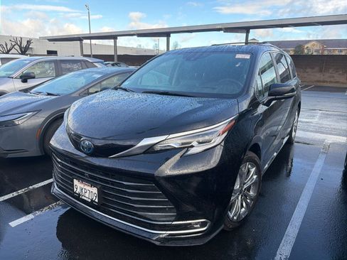 Certified 2023 Toyota Sienna Platinum image 4