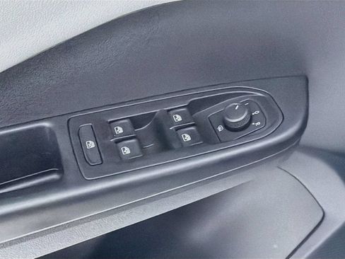 Used 2024 Volkswagen Taos SE AWD/4WD image 17