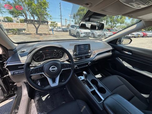 Used 2025 Nissan Altima 2.5 SV FWD image 34