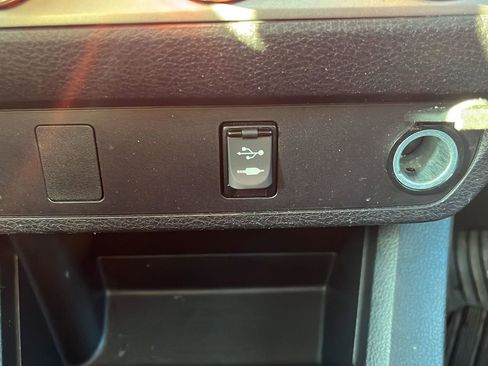 Used 2017 Toyota Tacoma SR image 18