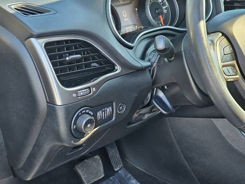 Used 2022 Jeep Cherokee Limited AWD/4WD image 15