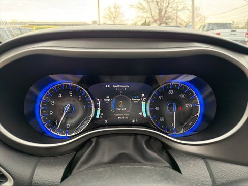 Used 2023 Chrysler Pacifica Touring-L image 12