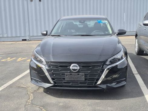 Used 2025 Nissan Altima 2.5 SV image 2