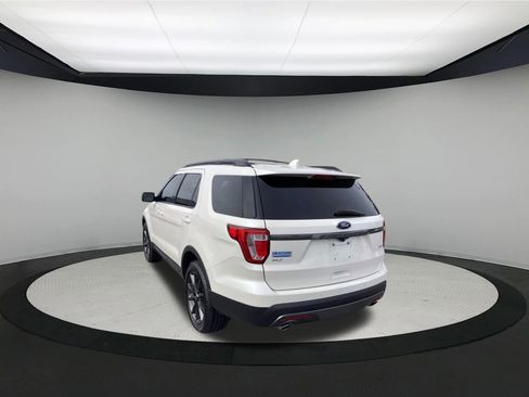 Used 2017 Ford Explorer XLT w/ XLT Appearance Package AWD/4WD image 6