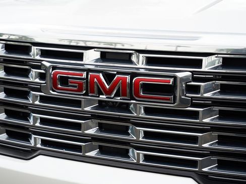 Used 2024 GMC Acadia Denali FWD image 5