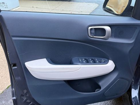 Used 2020 Hyundai Venue image 31