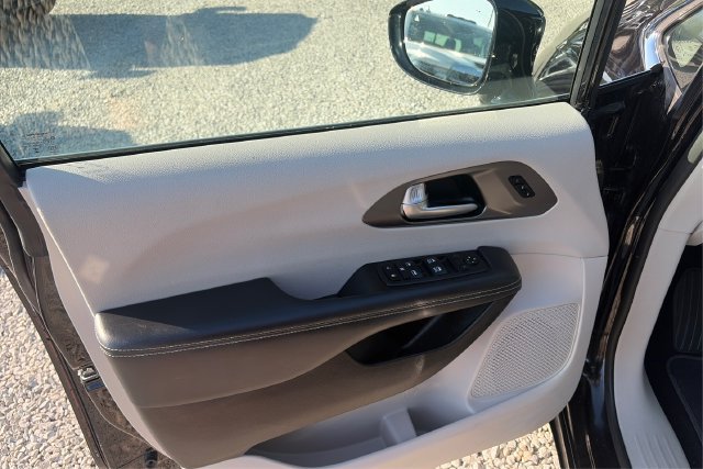 Used 2024 Chrysler Pacifica Touring-L FWD image 19