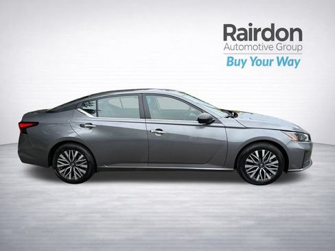 Used 2024 Nissan Altima 2.5 SV FWD image 8