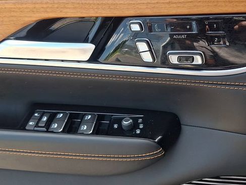 Used 2024 Jeep Grand Wagoneer Series III w/ Rear Seat Video Group 1 AWD/4WD image 24