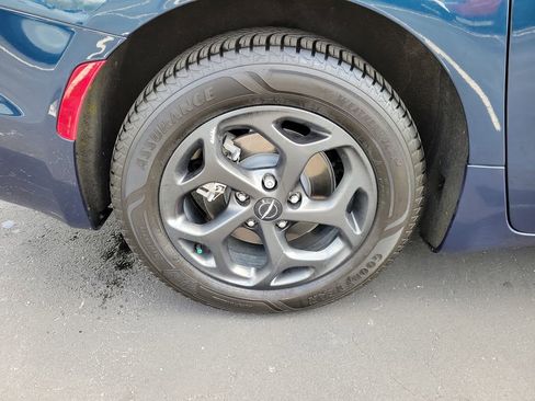 Used 2022 Chrysler Pacifica Touring-L w/ S Appearance Package image 5