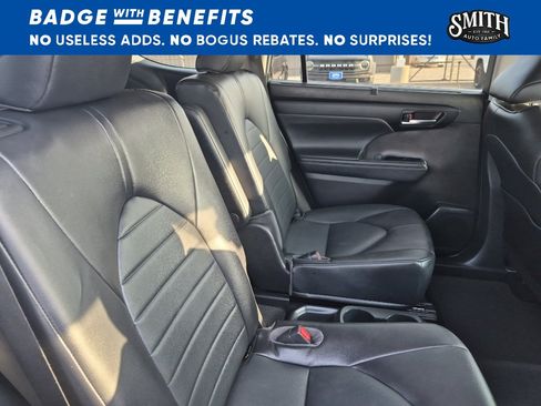 Used 2022 Toyota Highlander XLE AWD/4WD image 14