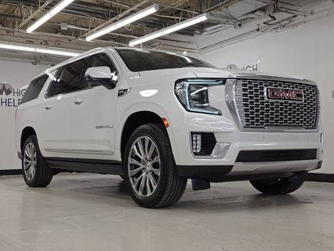 Used 2021 GMC Yukon XL Denali w/ Denali Premium Package AWD/4WD image 18
