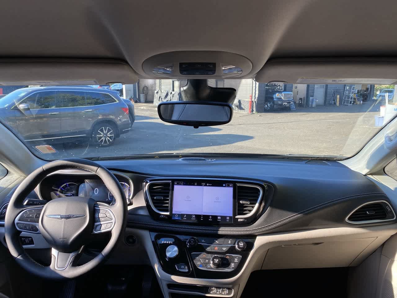 Used 2024 Chrysler Pacifica Limited FWD image 11