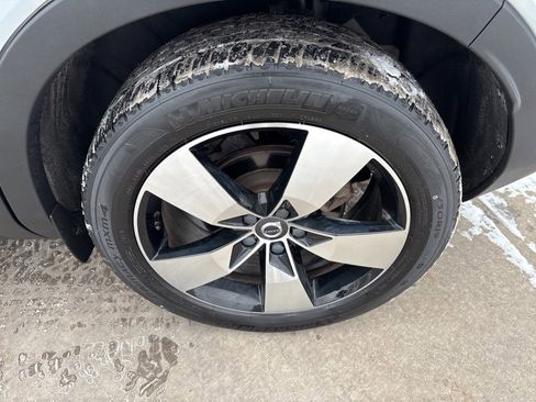 Used 2020 Volvo XC40 T5 Momentum w/ Protection Package Premier image 16