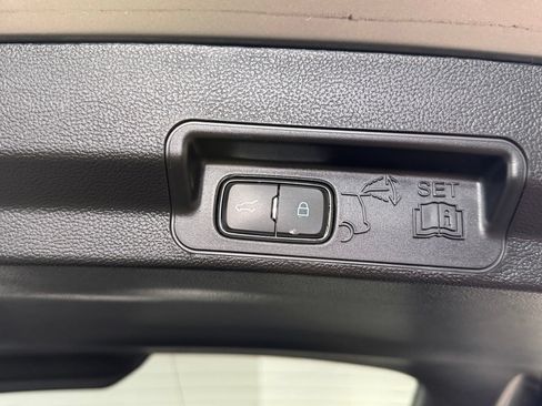 Used 2020 Ford Explorer XLT w/ Equipment Group 202A AWD/4WD image 43
