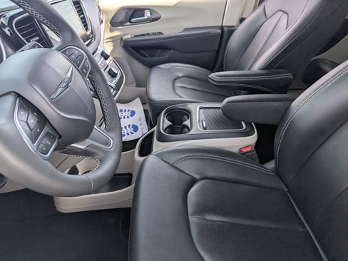 Used 2024 Chrysler Pacifica Touring-L image 17