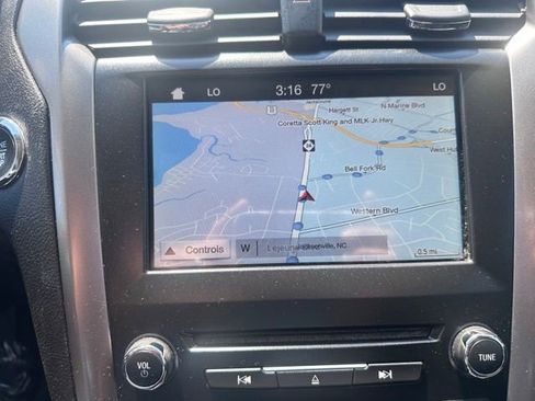 Used 2018 Ford Fusion SE w/ Fusion SE Technology Package FWD image 17