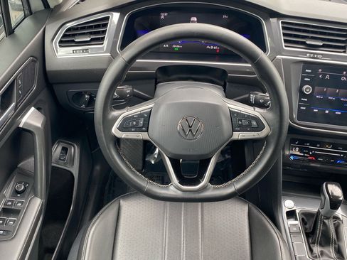 Certified 2024 Volkswagen Tiguan SE w/ Panoramic Sunroof Package FWD image 6
