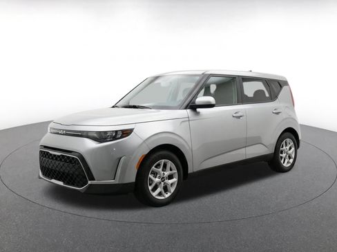 Used 2025 Kia Soul LX w/ LX Technology Package FWD image 3