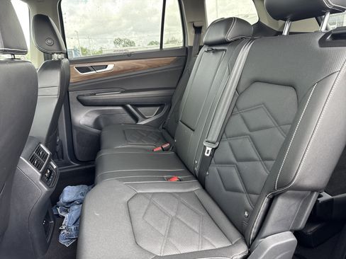 Used 2025 Volkswagen Atlas SE image 8