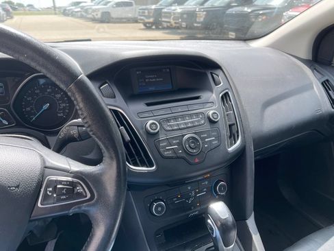 Used 2016 Ford Focus SE w/ Equipment Group 201A FWD image 12