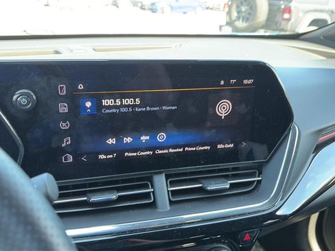 Used 2025 Chevrolet Trax RS FWD image 8