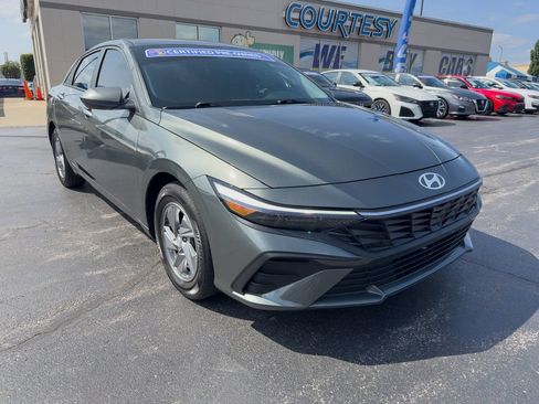 Used 2024 Hyundai Elantra SE FWD image 2